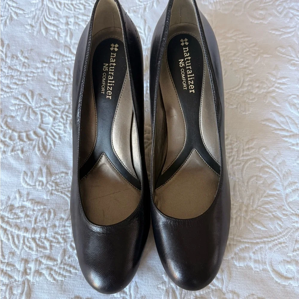 Naturalizer Michelle Classic Black Leather Pump - Heels size 9.5